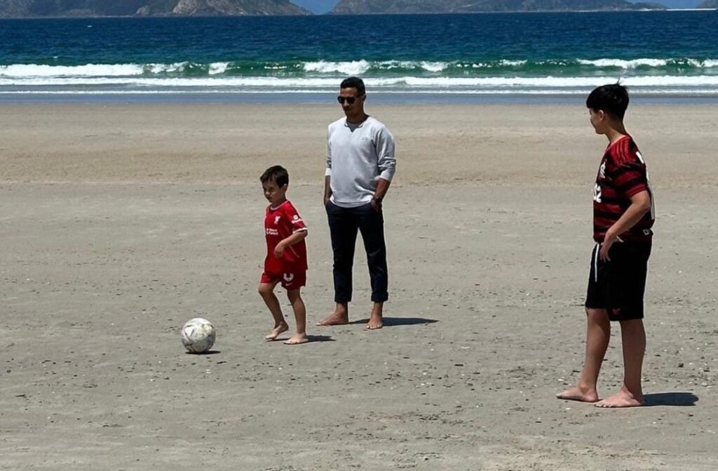 Thiago Alcântara e família em praia da Espanha