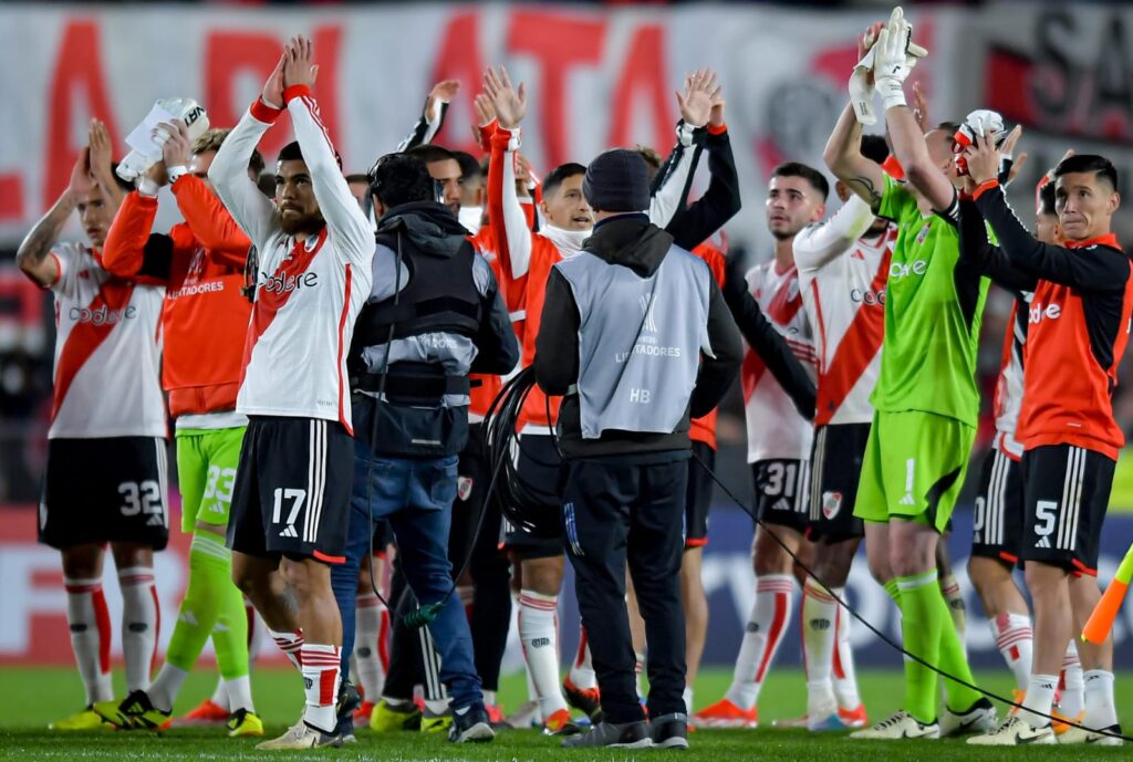 Time do River Plate aplaude torcida na Libertadores