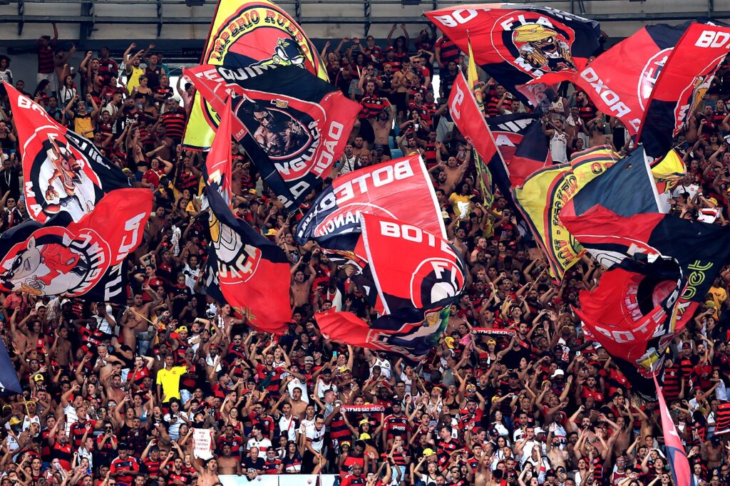 Torcedores do Flamengo em jogo contra Corinthians no Maracanã