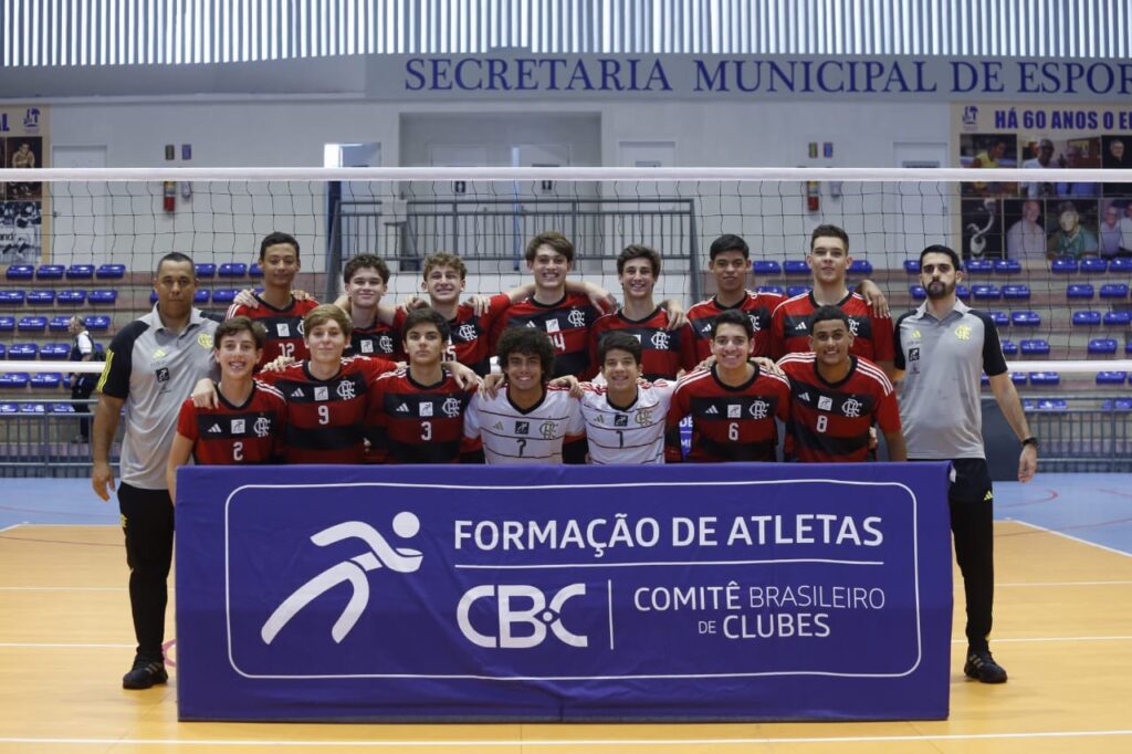 Time do Flamengo posa para foto após título do Classificatório B do Campeonato Brasileiro Interclubes