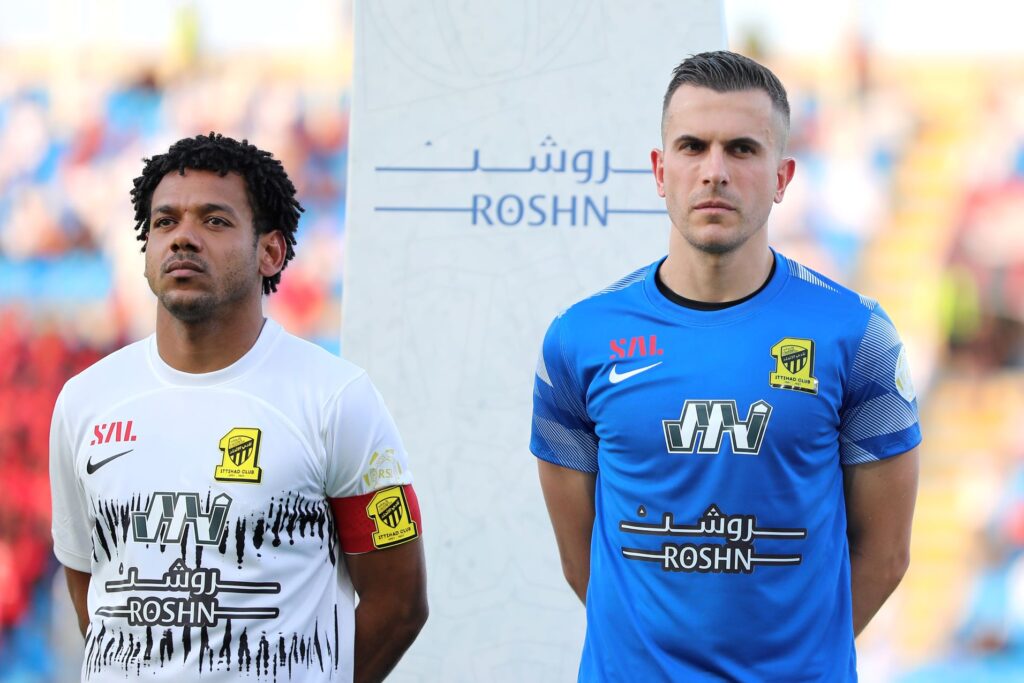 Marcelo Grohe e Romarinho antes de jogo do Al Ittihad