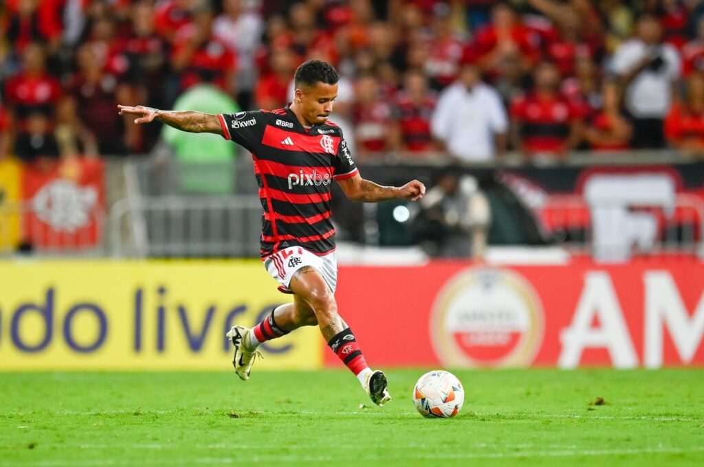 Allan se destaca entre todos os jogadores do Flamengo contra o Bolívar