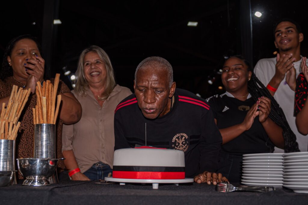 Adílio celebra aniversário com homenagem no Museu Flamengo