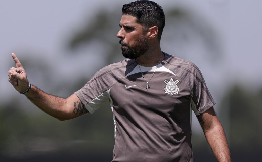 António Oliveira responde sobre poupar jogadores do Corinthians contra o Flamengo