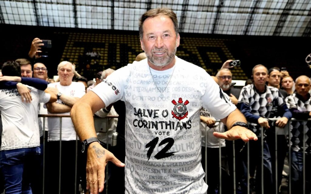 Presidente do Corinthians brinca com foto de Gabigol usando camisa do clube paulista