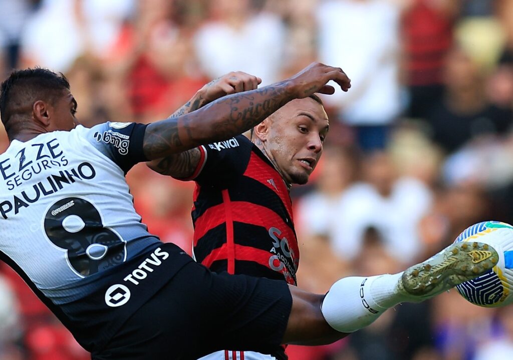 Cebolinha disputa bola com Paulinho. Flamengo vence corinthians com ótimas atuações; veja notas