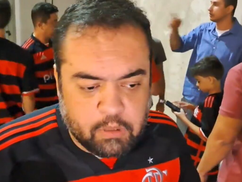 Governador do Rio, Claudio Castro, de camisa do Flamengo no Maracanã