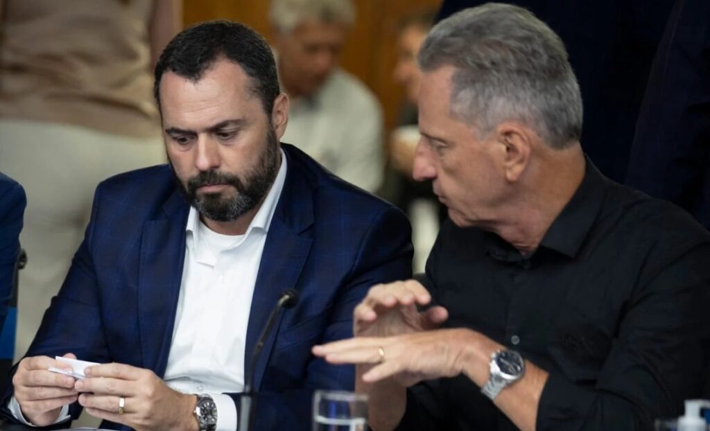 Mário Bittencourt e Rodolfo Landim conversam durante reunião sobre o a concessão do estádio maracanã através do consórcio fla-flu