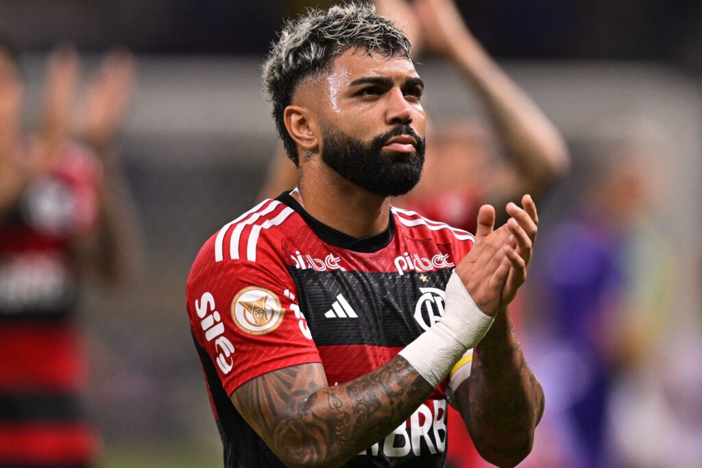 Gabigol aplaude torcida do Flamengo.