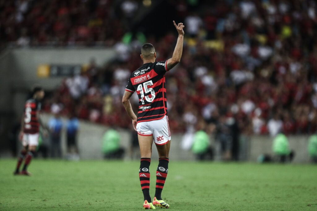 Fabrício Bruno deve voltar à titularidade em Flamengo x Vasco