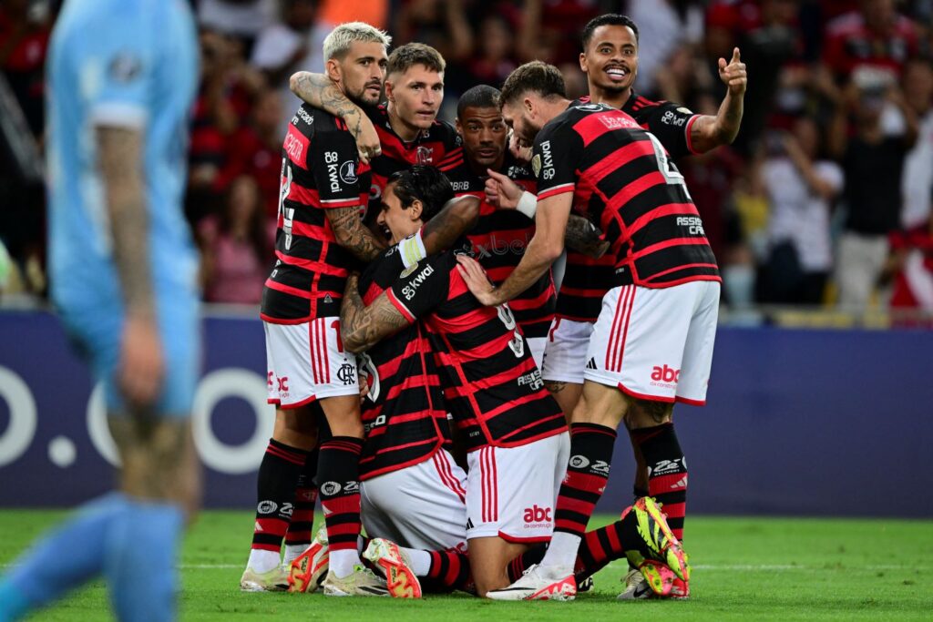 Jogadores do Flamengo comemoram gol contra o Bolívar, no Maracanã