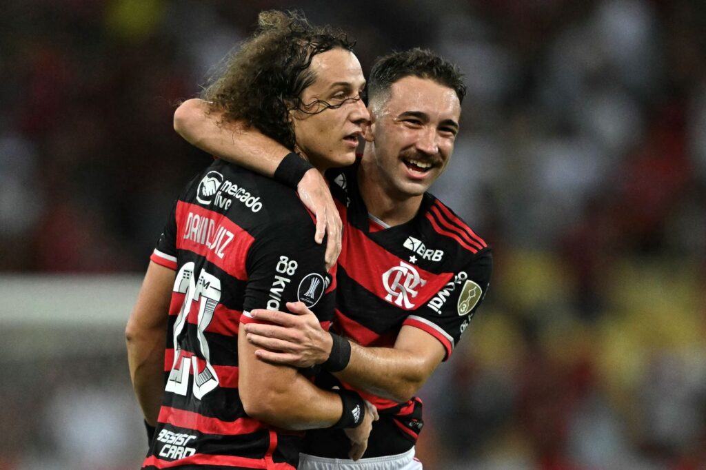 Léo Ortiz e David Luiz comemoram gol do Flamengo contra o Millonarios