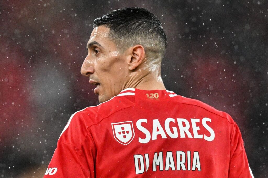 Di Maria durante jogo do Benfica.