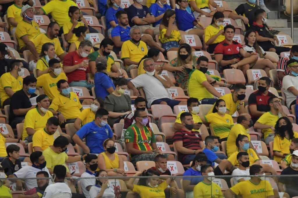 Público na Arena da Amazônia durante jogo da Seleção Brasileira.
