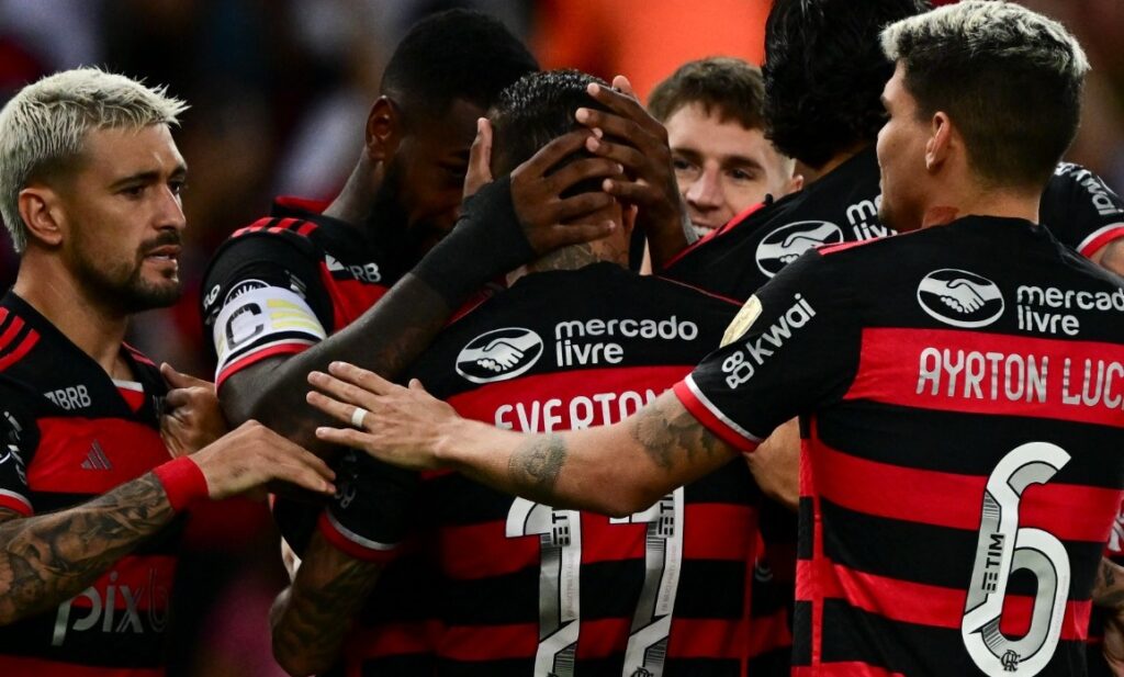 Jogadores do Flamengo, Gerson, Arrascaeta e Ayrton Lucas, comemoram gol de Everton Cebolinha abraçando o jogador