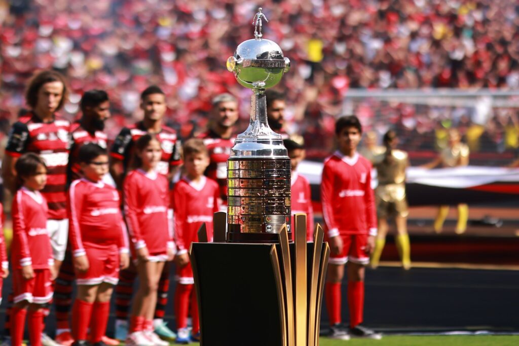 Troféu da Libertadores antes da final entre Flamengo e Athletico-PR, em 2022