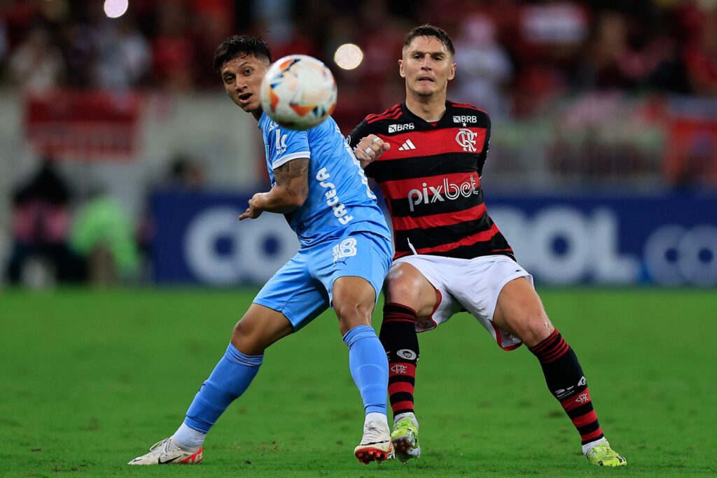 Varela, do Flamengo, disputa lance durante partida contra o Bolívar, pela Libertadores