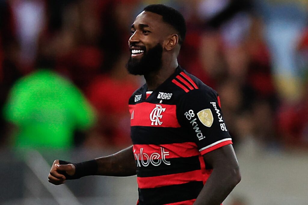 Gerson durante jogo do Flamengo em 2024