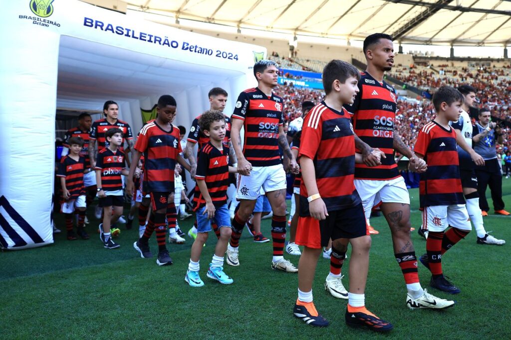 Entrada do Flamengo em campo antes de enfrentar o Coritnhians