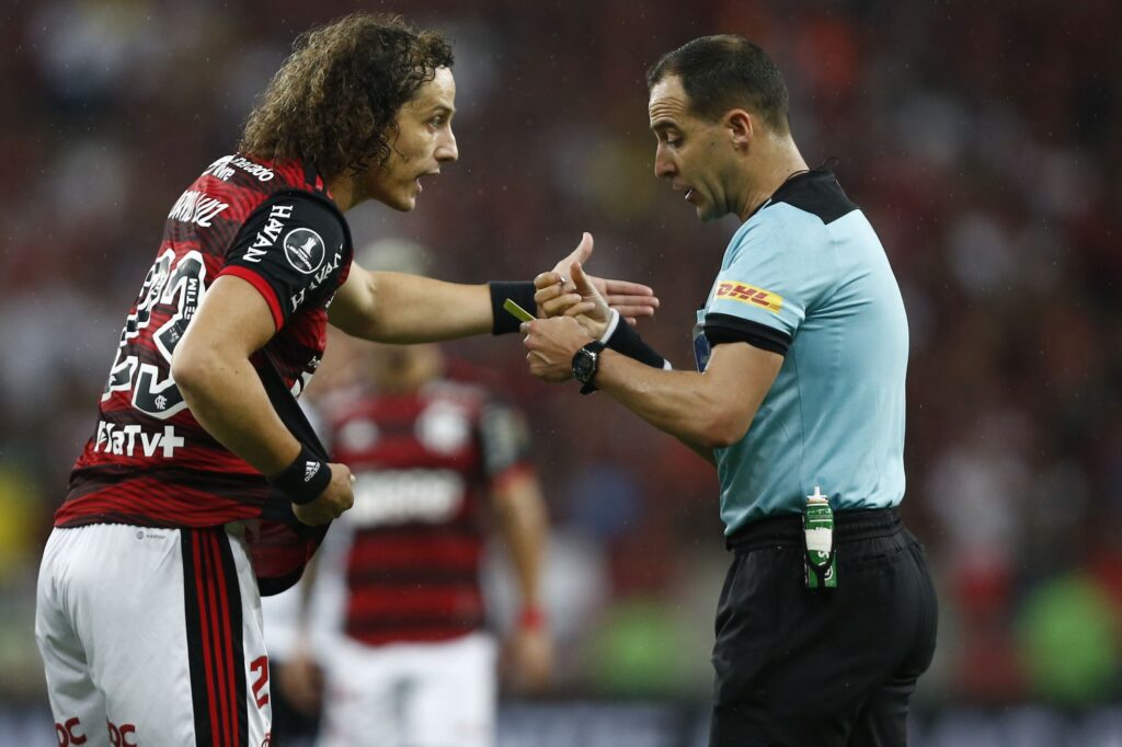 Árbitro Esteban Ostojich durante jogo do Flamengo na Libertadores 2022