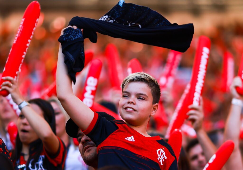 Torcedor do Flamengo durante jogo com o Fluminense.