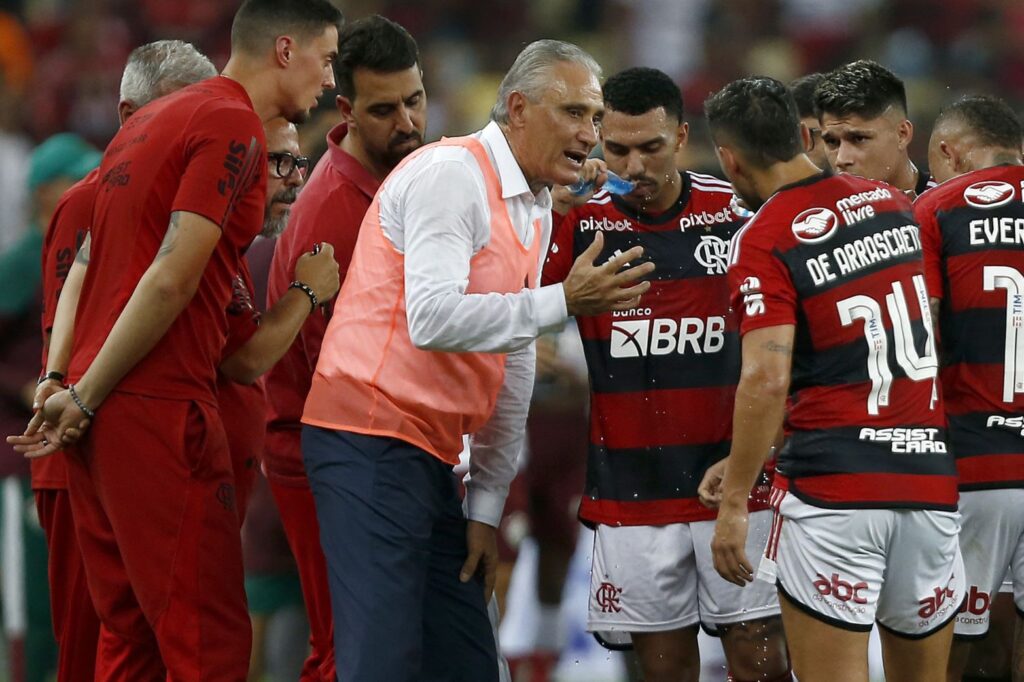 Tite orienta jogadores durante partida do Flamengo