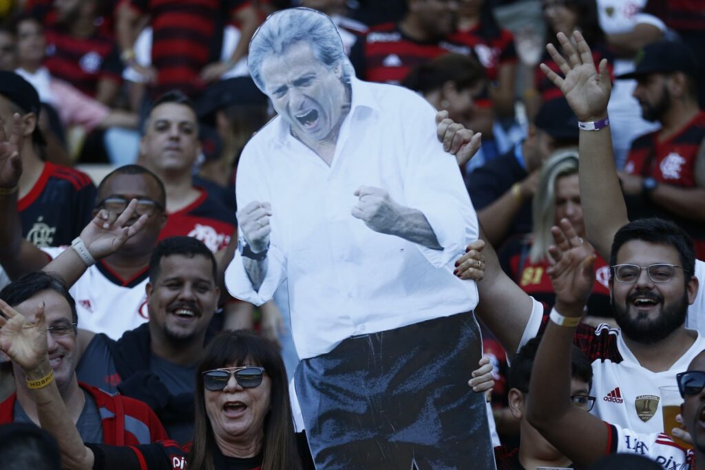 Torcedores do Flamengo com cartaz de Jorge Jesus no Maracanã