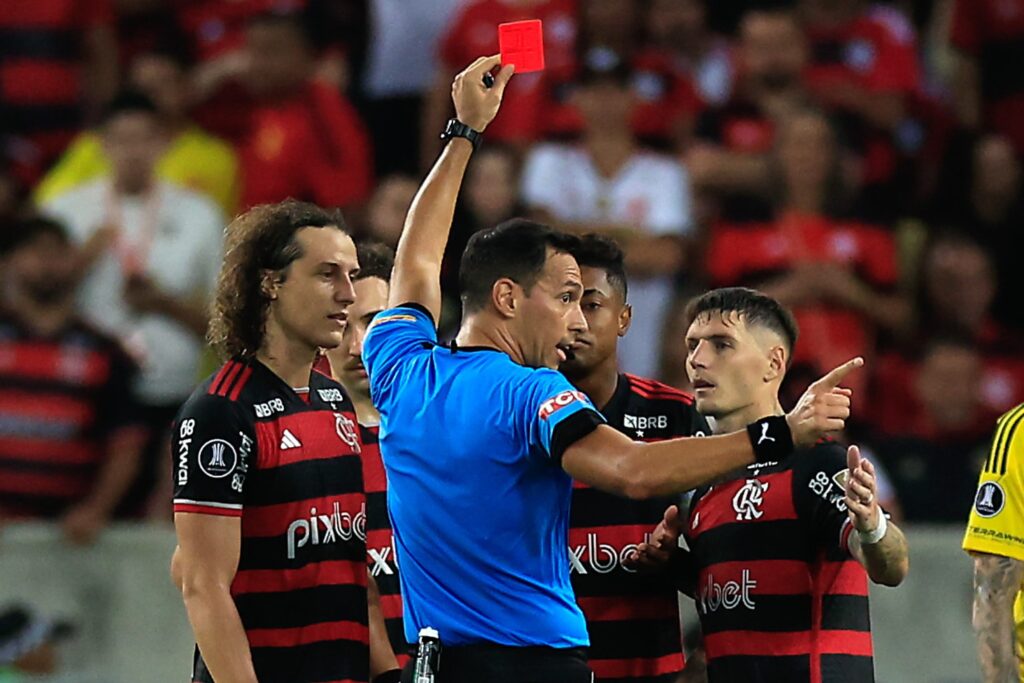 Bruno Henrique é expulso durante Flamengo x Millonarios