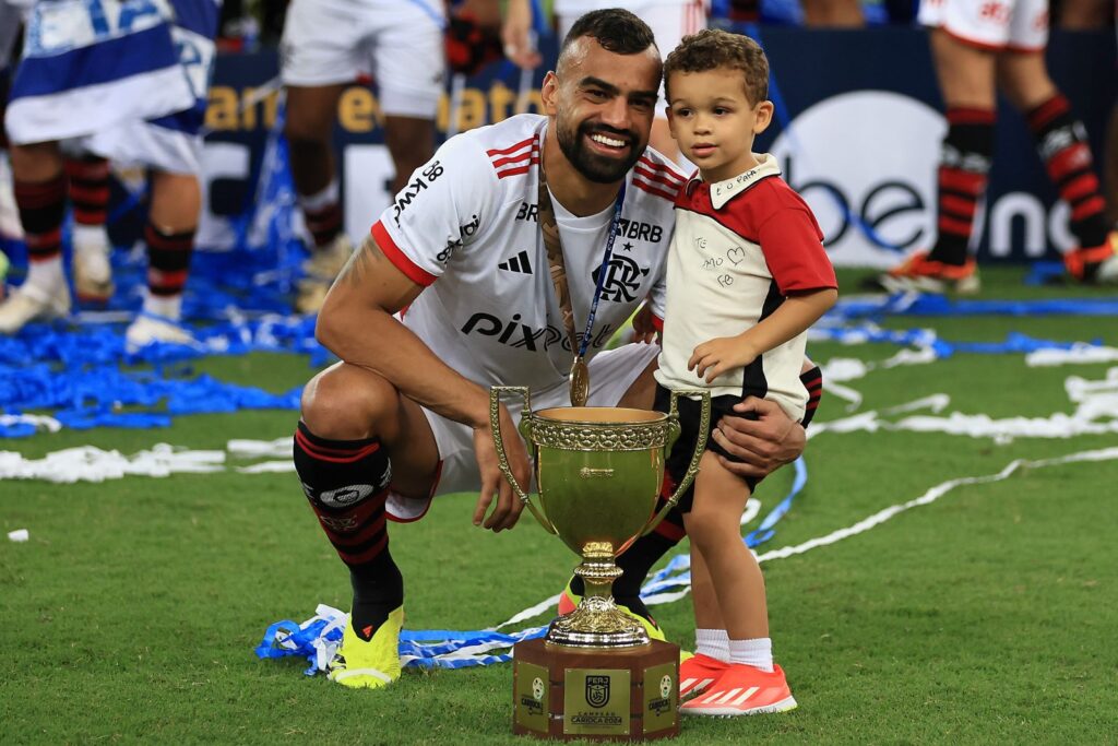 Fabrício Bruno com o filho Lucca, na comemoração do título Carioca em 2024