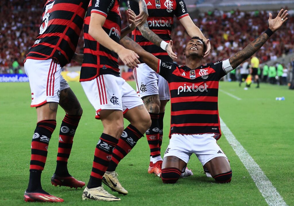 Jogadores do Flamengo comemoram gol no Maracanã.