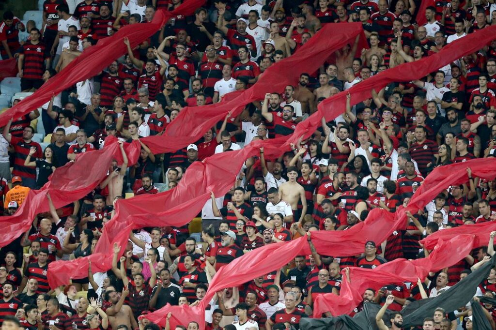 Torcedores do Flamengo balançam faixas vermelhas no Maracanã