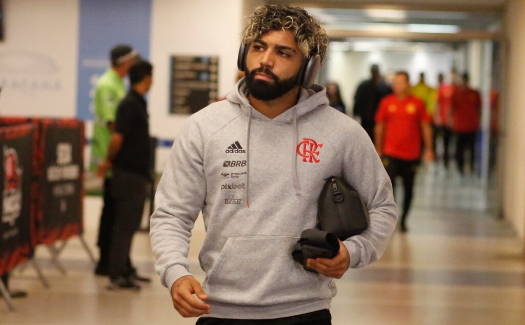 Gabriel Barbosa caminha pelos corredores do Maracanã antes de uma joo do Flamengo; atacante se envolveu em polêmica de grande repercussão após vestir camisa do Corinthians