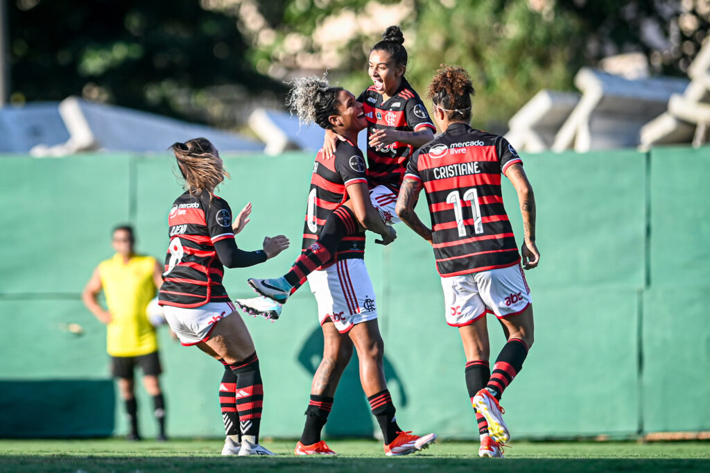 Jogadoras do Flamengo comemoram vitória contra o Fluminense, pelo Brasileirão Feminino