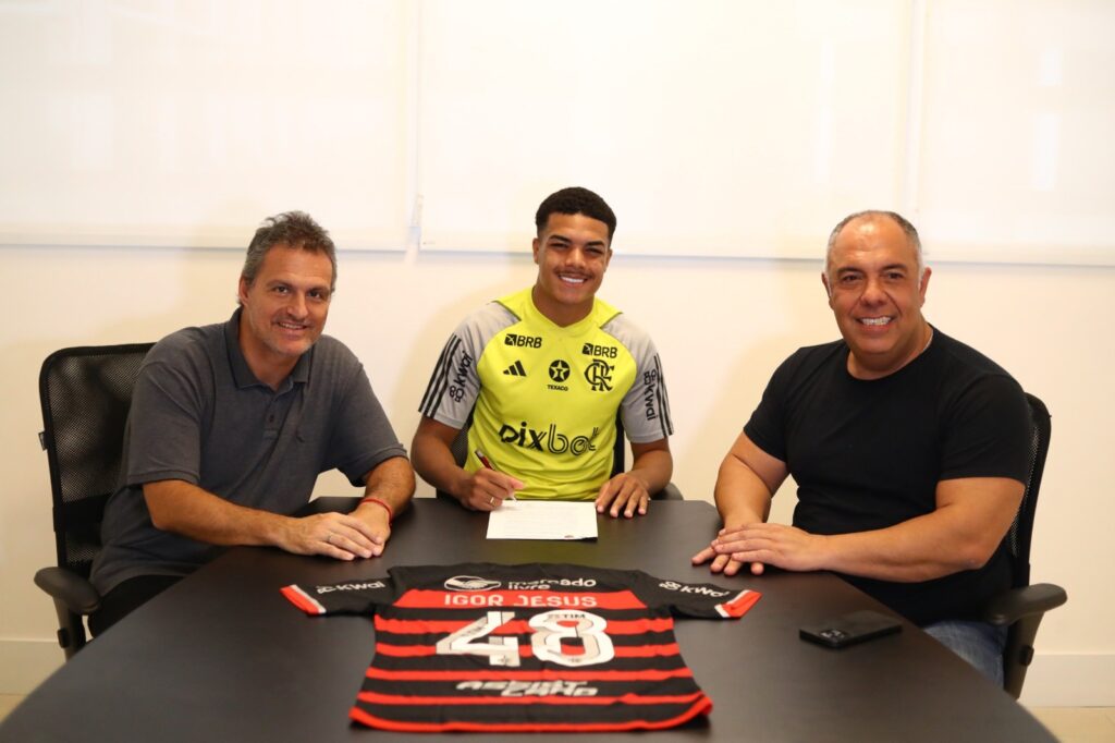 Flamengo renova contratos com Igor Jesus e Werton