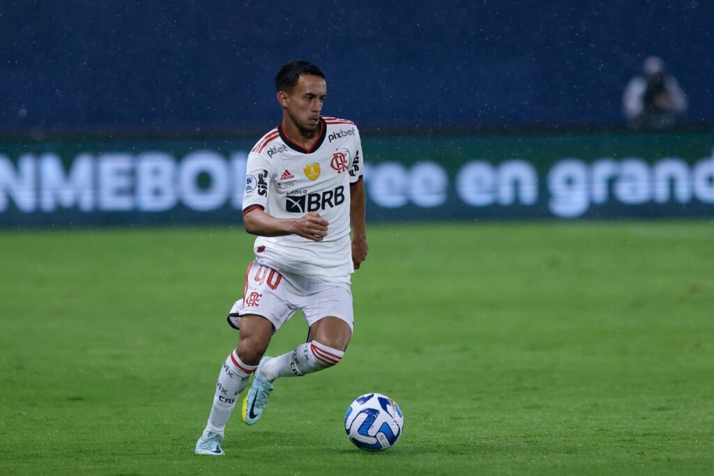 Matheus Gonçalves é jogador do Flamengo desde as categorias de base e pode ser vendido ao Bragantino