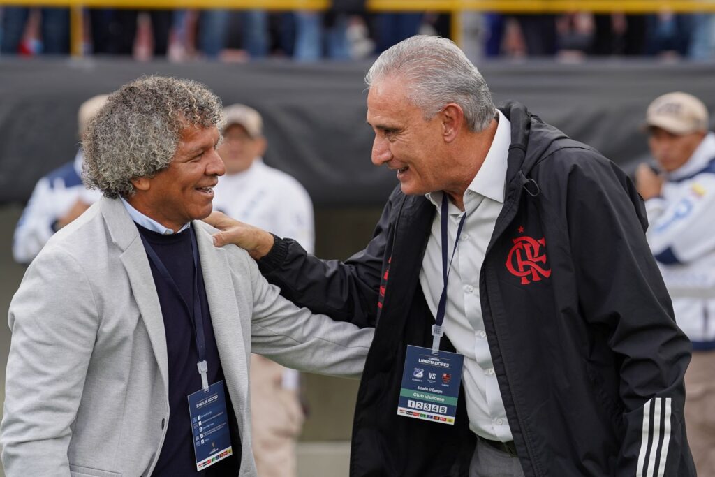 Técnicos Alberto Gamero e Tite durante partida entre Millonarios e Flamengo, pela Libertadores