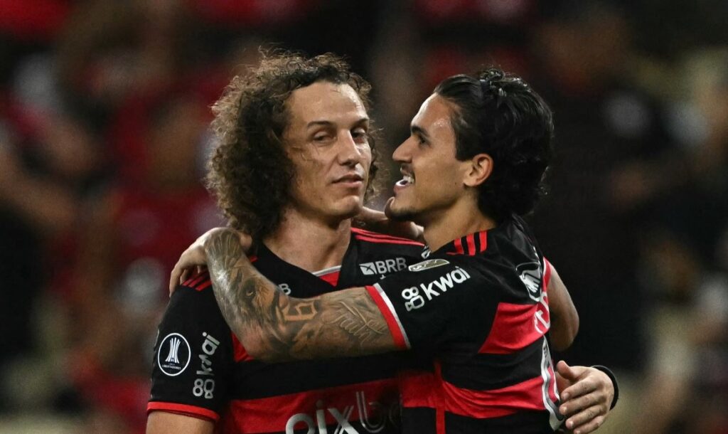 Pedro abraça David Luiz após jogada que resultou em gol de Gerson, na vitória do Flamengo or 3x0 sobre o Millonarios, último jogo da fase de grupos da Libertadores 2024
