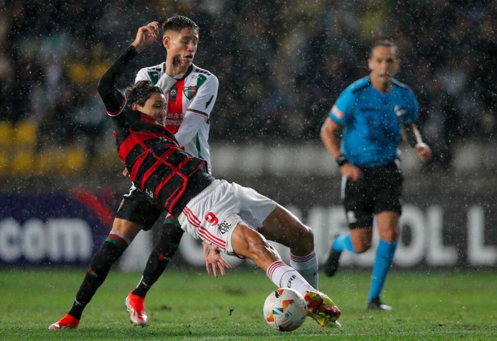 Pedro se enrola com a bola e cai com a chegada de uma marcador na derrota do Flamengo para o Palestino por 1x0