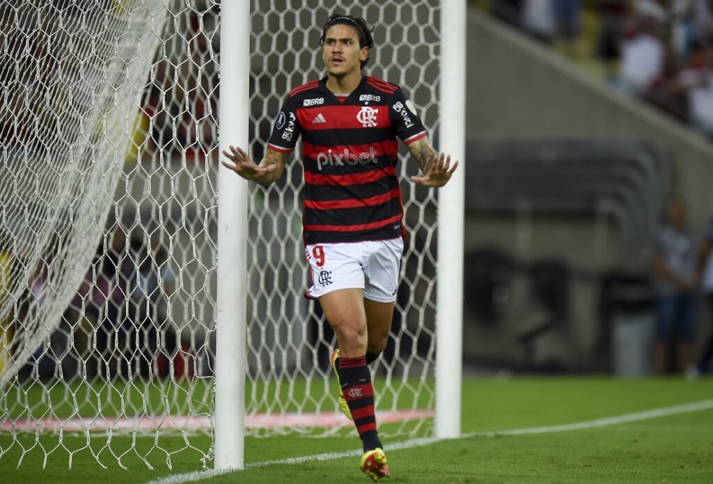 Pedro, do Flamengo, comemorando seu primeiro gol contra Millionarios na vitória por 3 a 0, no Maracanã, pela Libertadores