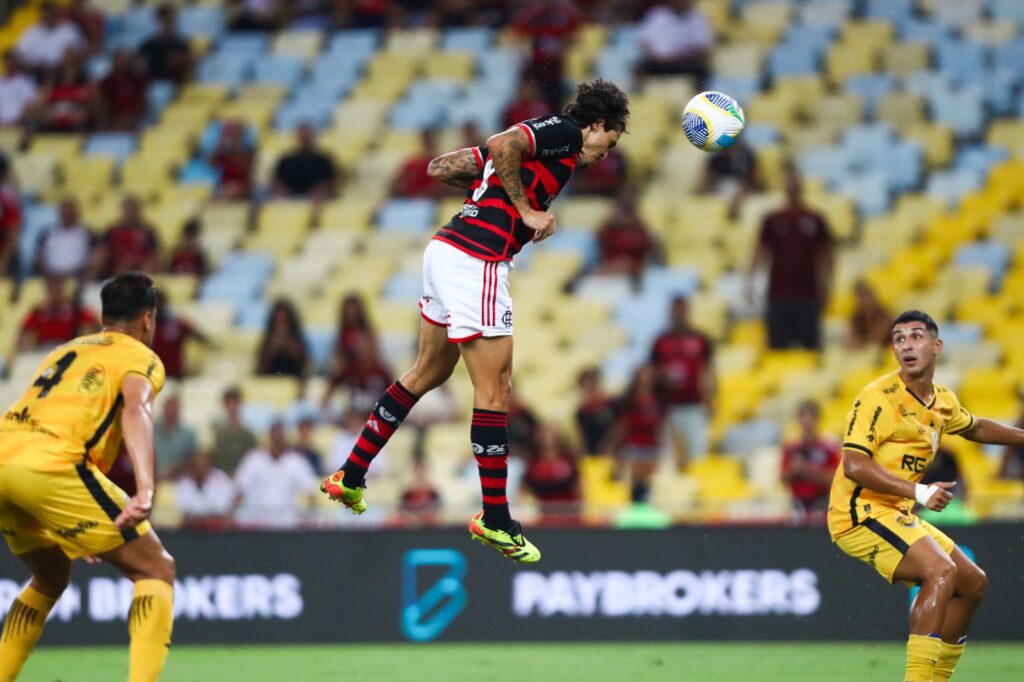 Pedro cabeceia bola para marcar gol do Flamengo.