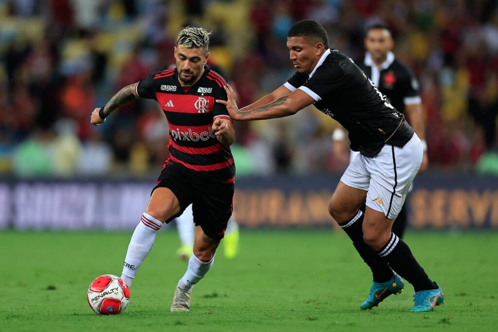 Arrascaeta, do Flamengo, supera forte marcação de Mateus Carvalho, do Vasco