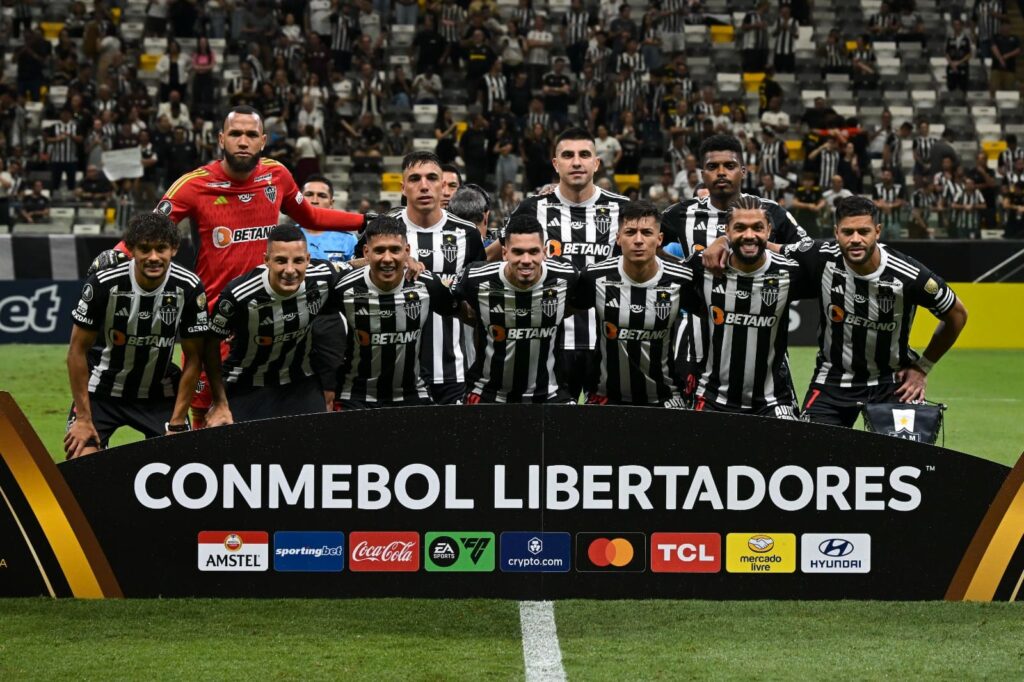 Time do Atlético-MG perfilado antes de jogo pela Libertadores; time mineiro é possível adversário do Flamengo na Libertadores