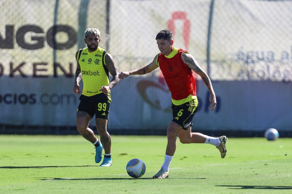 Ayrton Lucas e Gabigol em treinamento do Flamengo; lateral deve retornar contra o Bahia