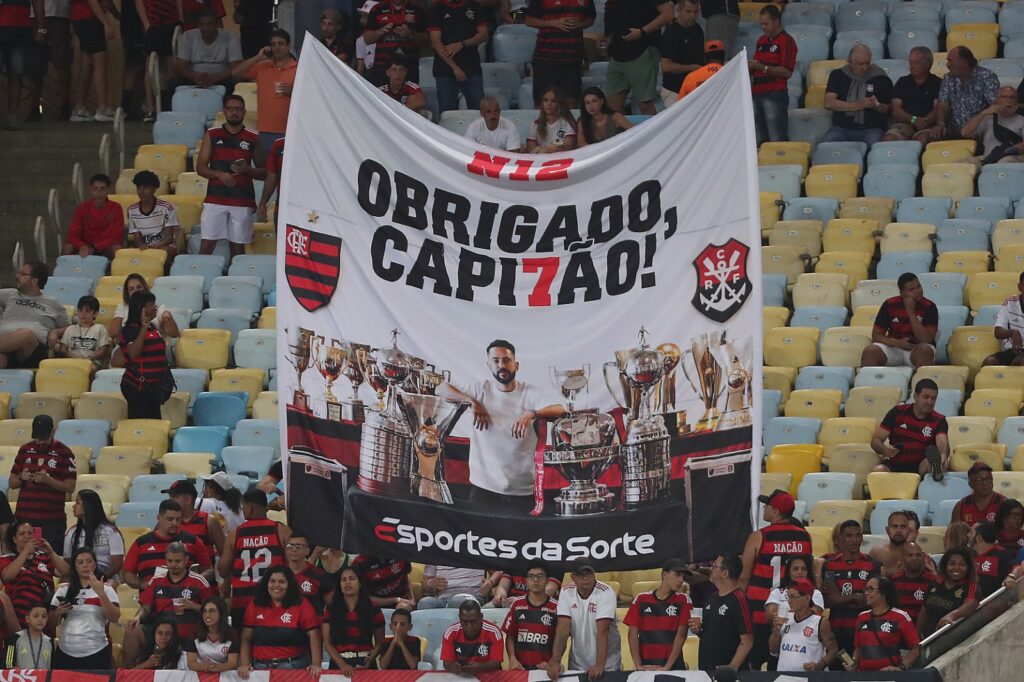 Bandeira em homenagem a Everton Ribeiro e sua família no Maracanã
