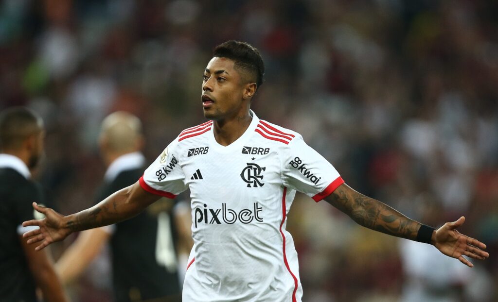 Bruno Henrique comemora gol do Flamengo sobre o Vasco, pelo Brasileirão