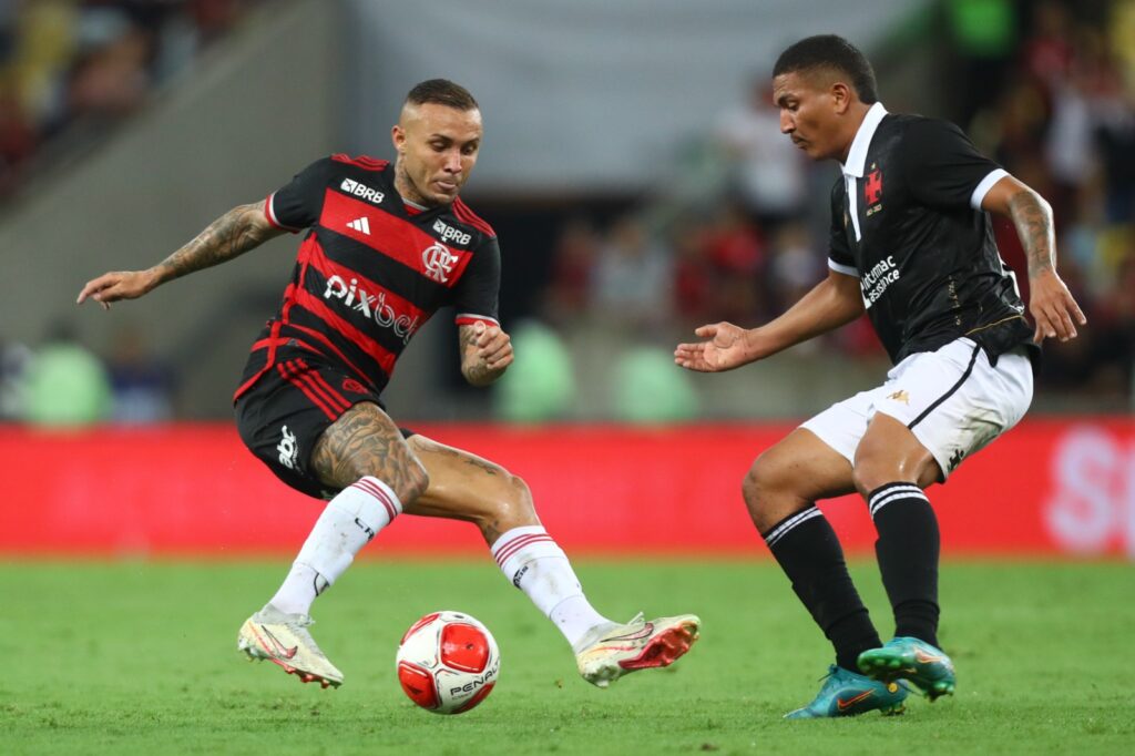 Cebolinha, do Flamengo, pedala para cima de Mateus Carvalho, do Vasco
