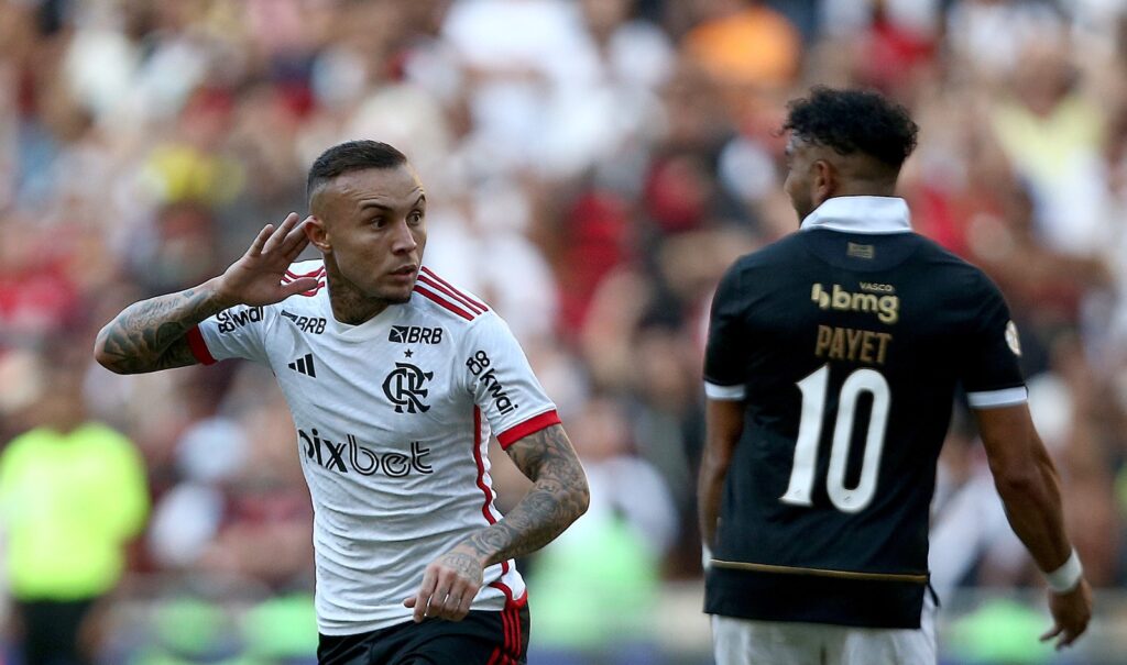 Cebolinha comemora gol do Flamengo no clássico contra o Vasco; Payet, camisa 10 do rival, lamenta ao fundo