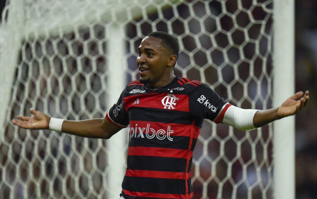 Lorran comemora gol do Flamengo; joia da base encaminhou renovação com o clube