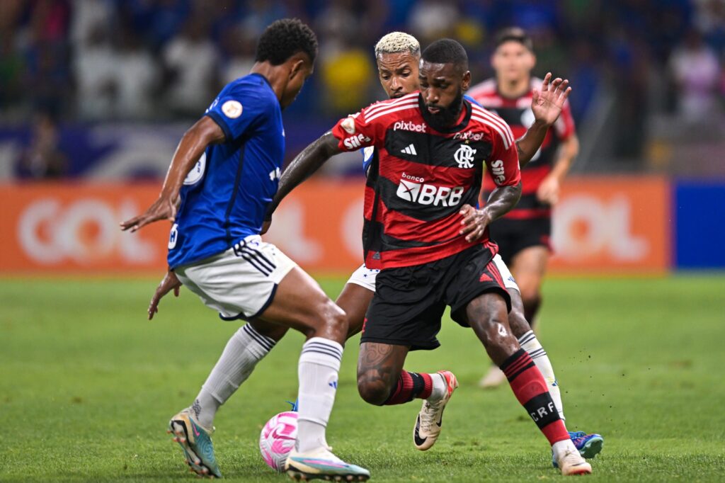 Gerson em campo contra o Cruzeiro; 6º pior visitante, time mineiro encara o Flamengo no Maracanã pela 13ª rodada do Brasileirão