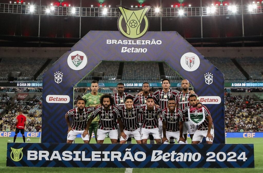 Time do Fluminense perfilado antes de partida pelo Brasileirão; veja como chega o rival para partida contra o Flamengo